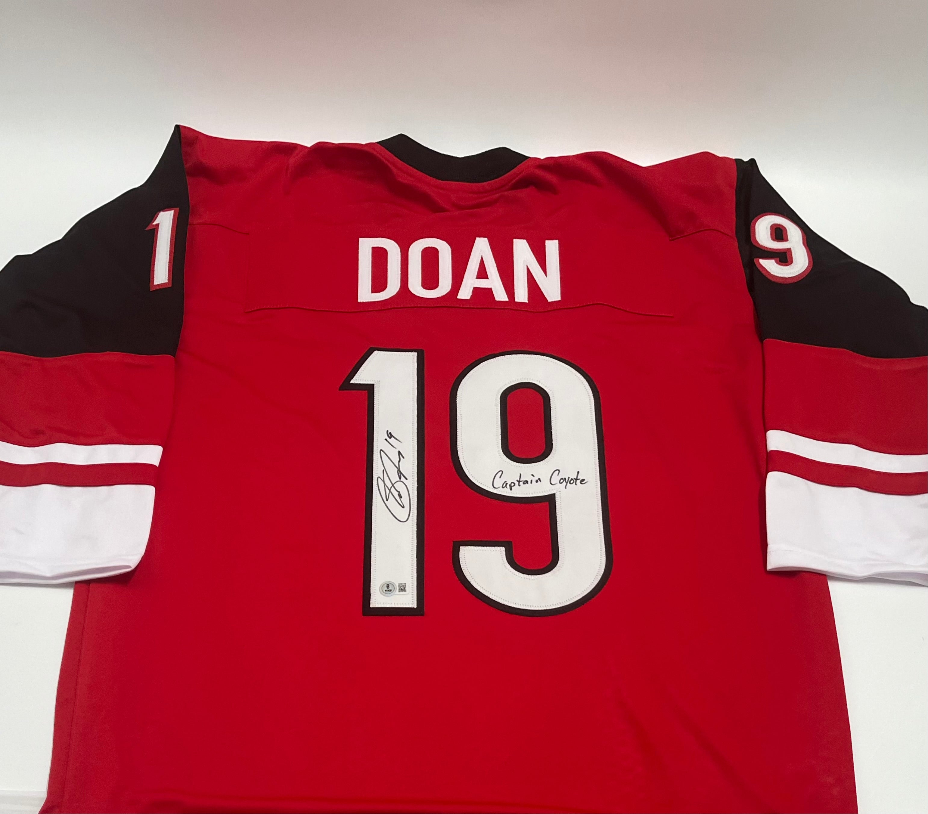 Shane Doan Signed Custom Jersey Inscribed &quot;Captain Coyote&quot; (Beckett)