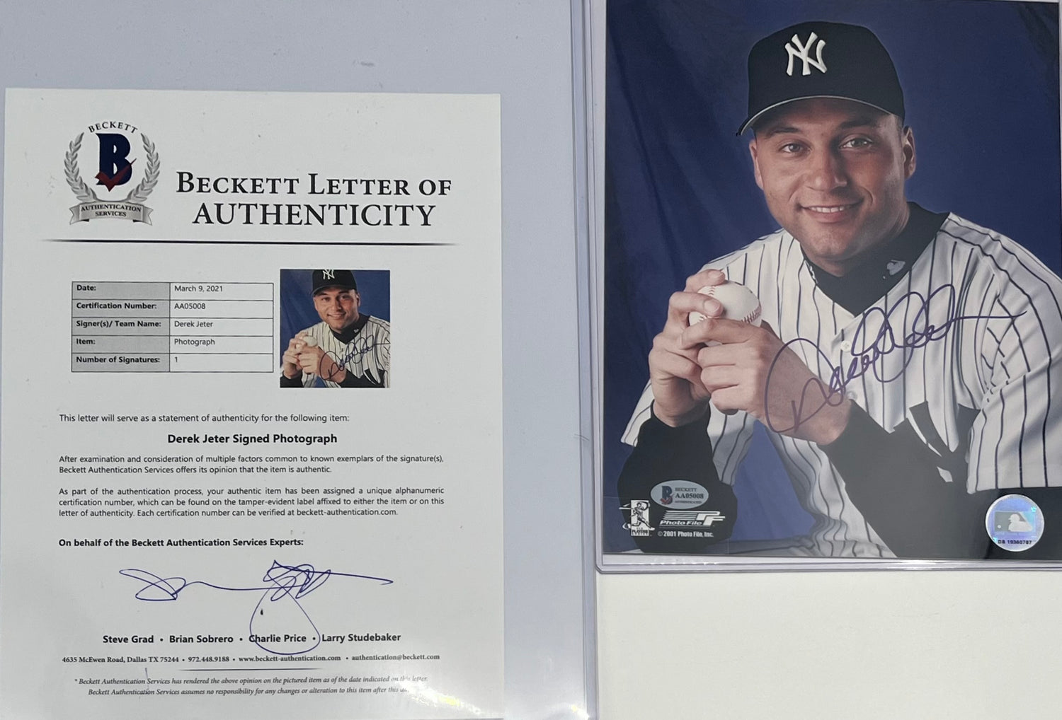 Derek Jeter Signed Yankees 8x10 Photo (Beckett)