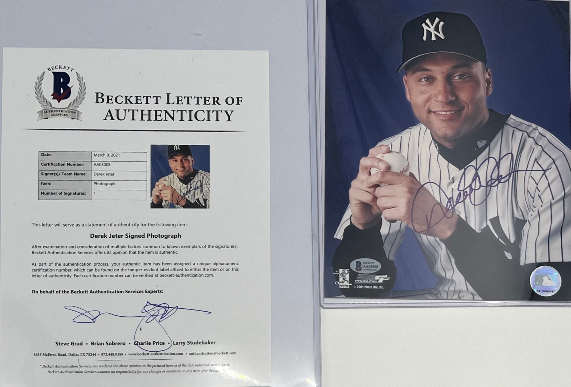 Derek Jeter Signed Yankees 8x10 Photo (Beckett)