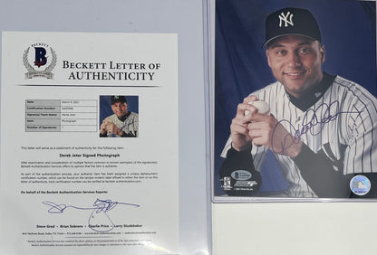 Derek Jeter Signed Yankees 8x10 Photo (Beckett)