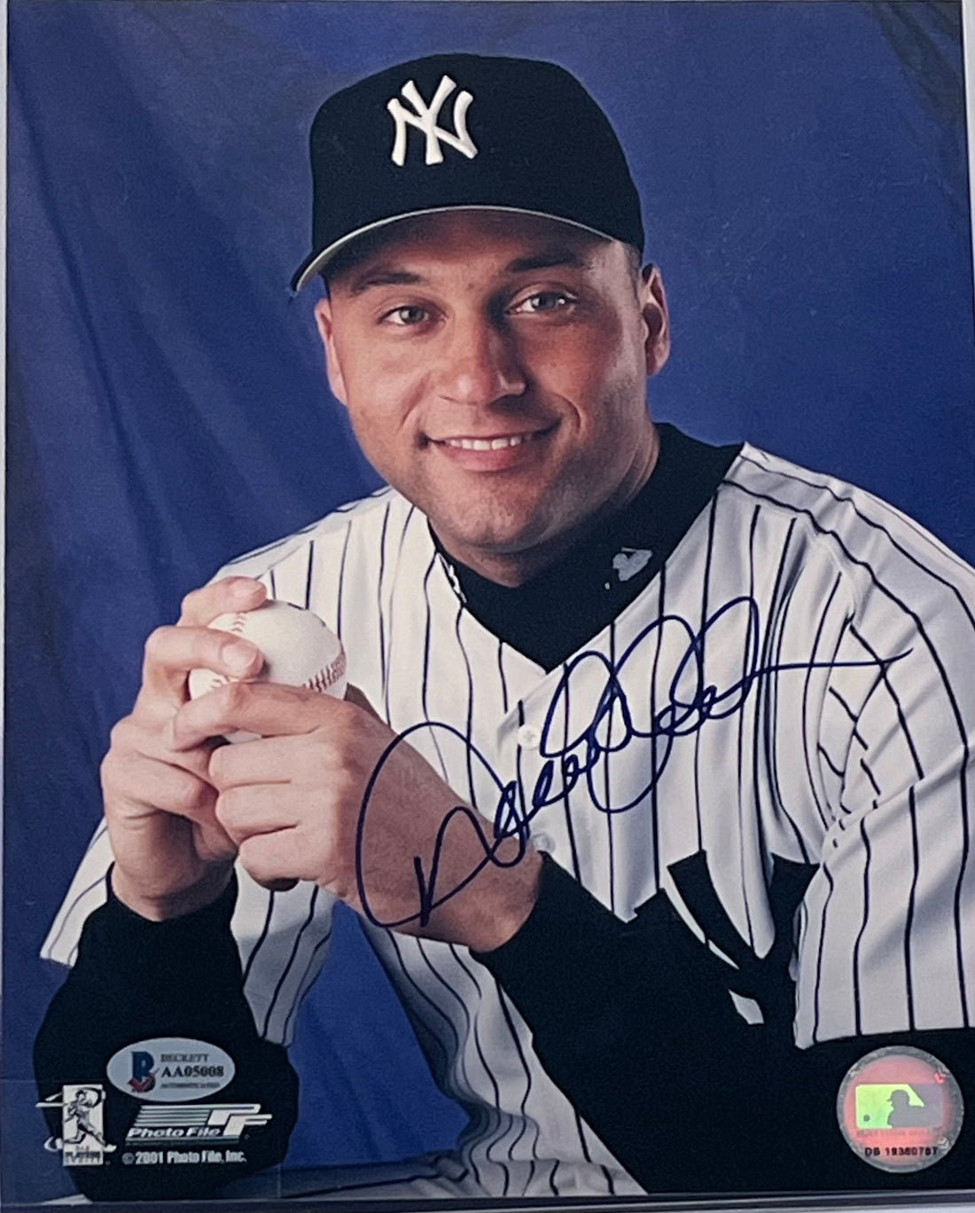 Derek Jeter Signed Yankees 8x10 Photo (Beckett)
