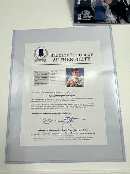 Derek Jeter Signed Yankees 8x10 Photo (Beckett)